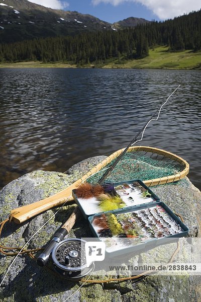 Fliegenfischen Ausrüstung auf Felsen  Silvern Lake  Smithers  British Columbia  Kanada.