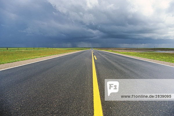 Gewitter über Autobahn  Kinderly  Saskatchewan  Kanada.