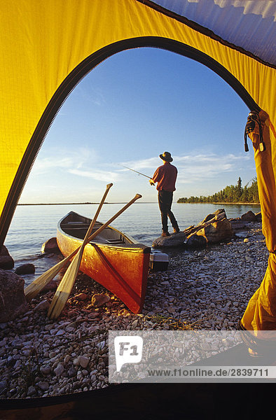 Blick vom Zelt der zwanzigjährigen Fischerei entlang kleinen Kalkstein Lake  Manitoba  Kanada.