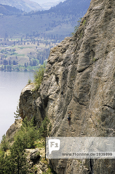 Mann Kletterer auf Blasen Hans und die Bohnenranke  5.11. Die Festung. Skaha Bluffs. Penticton  British Columbia  Kanada.