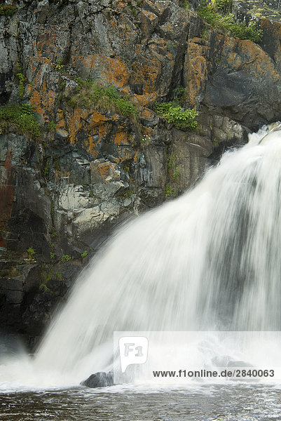 Kap-Kig-Iwan ist für 'The hohe Falls' Aborigines. Dieses Wasserfalls ist am Fluss Englehart gefunden  die durch Kap-Kig-Iwan Provincial Park in Ontario's borealen Wald fließt. Englehart  Ontario  Kanada.