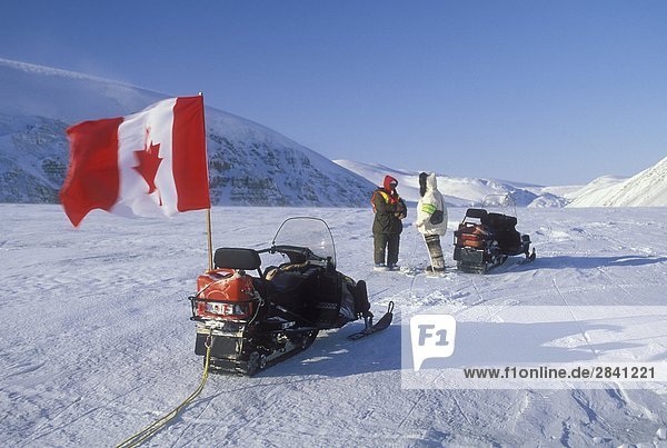 Motorschlitten in der Nähe von Souveränität  Nunavut  Kanada.