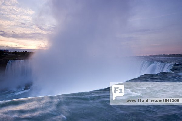 Niagara-Fälle bei Sonnenaufgang  Ontario  Kanada.