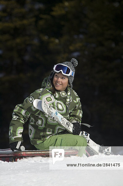 Junge asiatische Frau eine Pause von Skifahren  Whistler Mountain  British Columbia  Kanada.