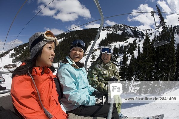Zusammenhalt Frau Berg fahren Skilift jung Whistler Mountain British Columbia Kanada mitfahren