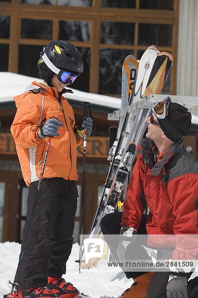 Ein Vater hilft seinen Sohn mit seiner Ski und Bindungen  Whistler Mountain  British Columbia  Kanada.
