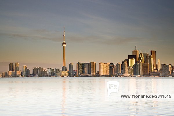 Blick von Toronto in der Dämmerung von Algonquin Insel  Toronto Islands Park  Toronto  Ontario  Kanada.