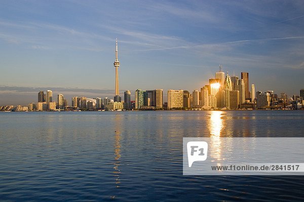 Blick von Toronto in der Dämmerung von Algonquin Insel  Toronto Islands Park  Toronto  Ontario  Kanada.