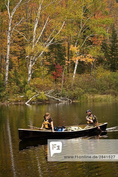 junges Paar Kanu am Oxtongue See im Herbst  Mukoka  Ontario  Kanada.