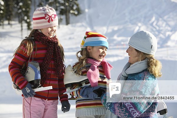 Mutter und zwei Töchter  immer bereit zu gehen  Eislaufen  Silver Star Mountain Resort  Vernon  British Columbia  Kanada.