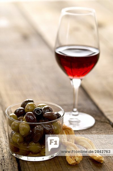 Glas Rotwein Käse Olive