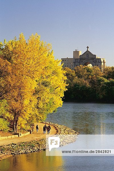 Fußweg entlang des Red River mit Bonifatius im Hintergrund  Winnipeg  Manitoba  Kanada (Herbst)