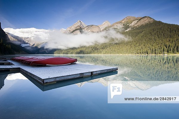 Kanus sitzen auf dem Dock in den frühen Morgenstunden am Lake Louise  Banff-Nationalpark  Alberta  Kanada.