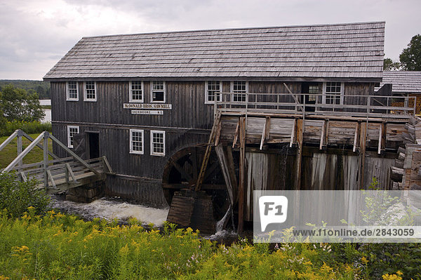Working Wasser-Rad verwendet für den Antrieb eines Sägewerks in McDonald-Brüder Sägerei  ein Teil von Sherbrooke Dorfmuseum (eine restaurierte 1860 Stampfender Schiffbau Gemeinschaft und) in der Stadt von Sherbrooke entlang dem Marine-Antrieb  Highway 7  Nova Scotia  Kanada.