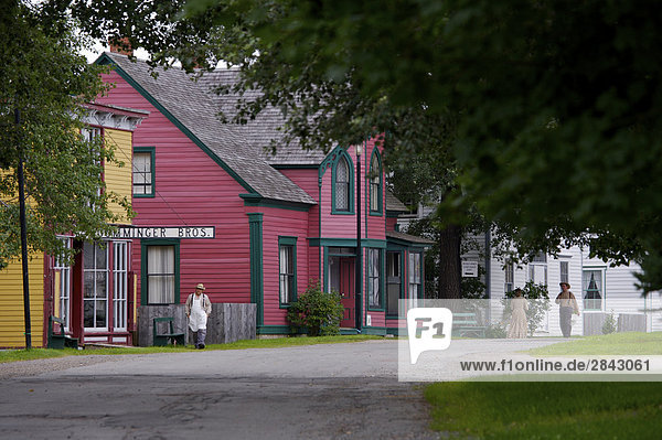 Main Road  Wharf Road  in Sherbrooke Dorfmuseum (eine restaurierte 1860 Stampfender Schiffbau Gemeinschaft und) in der Stadt von Sherbrooke entlang dem Marine-Antrieb  Highway 7  Nova Scotia  Kanada.