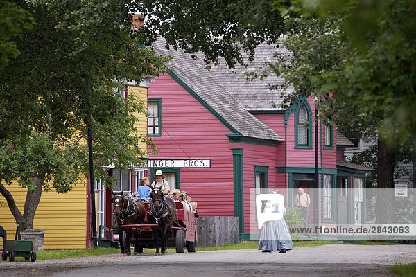 Pferde ziehen einen Wagen Reisen entlang der Hauptstraße  Wharf Road  in Sherbrooke Dorfmuseum (eine restaurierte 1860 Stampfender Schiffbau Gemeinschaft und) in der Stadt von Sherbrooke entlang dem Marine-Antrieb  Highway 7  Nova Scotia  Kanada.