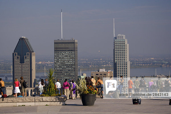Menschen versammelten sich in der Sicht der Montreal Stadt auf dem Mount Royal in Mount Royal Park  Parc du Mont-Royal  Montreal  Quebec  Kanada.