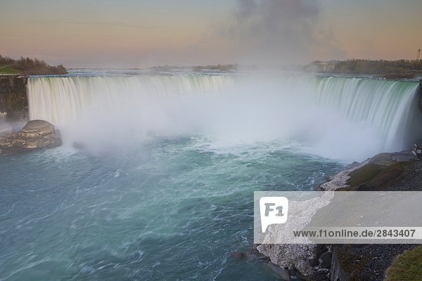 Horseshoe Falls entlang des Niagara River in der Dämmerung  Niagara Falls  Ontario  Kanada