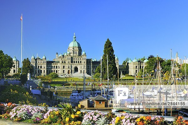 Blumenbeet und inneren Hafen mit Parlamentsgebäude  Victoria  Vancouver Island  British Columbia  Kanada
