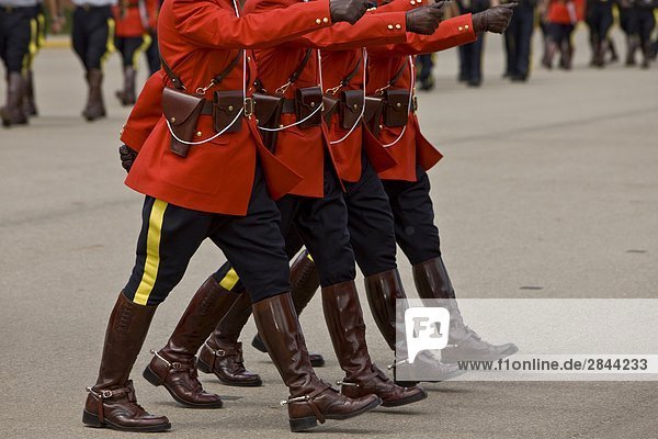 Marschieren während der Sergeant Major Parade und Abschlussfeier an der Royal Canadian Mounted Police Academy in Regina  Saskatchewan  Kanada