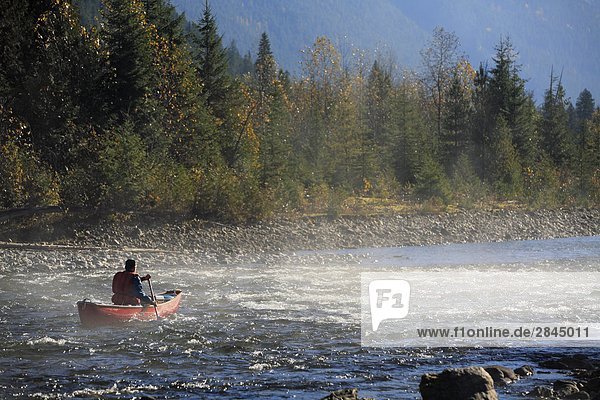 Senior Male Kanu am Fluss Lardeau  Kootenays  British Columbia  Kanada