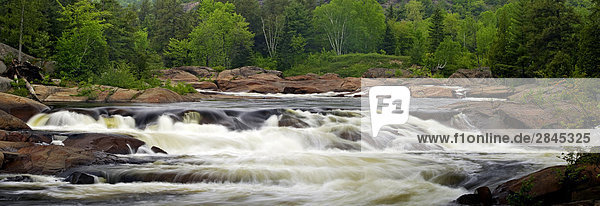 Stromschnellen und stehende Wellen im Onaping Fluss über Wasserfall  Dowling  Ontario  Kanada