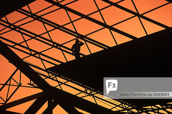 Silohuette des Menschen arbeiten einer Bauwerksstruktur bei Sonnenuntergang  British Columbia  Kanada.