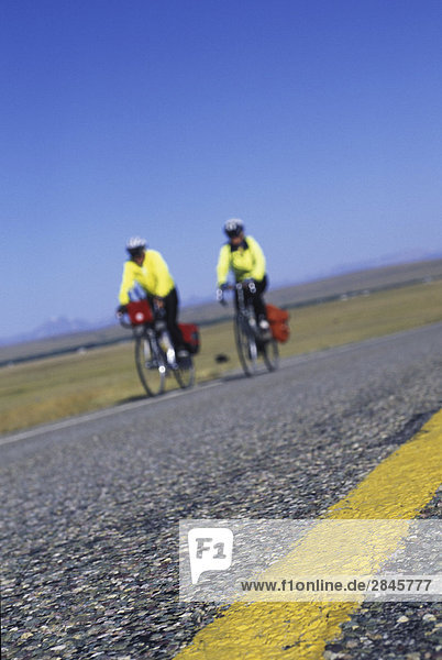 Fahrrad Reisende am Ausläufer Highway - Yellow Jackets defocussed  British Columbia  Kanada.