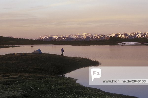 Campingplatz im Tweedsmuir Park mit Blick auf die Küste Mountains  Chilcotin Region  British Columbia  Kanada.