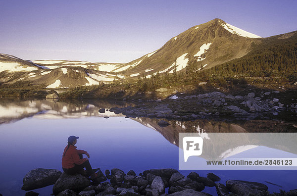 Wandern sitzen in der Nähe von Alpensee  Tweedsmuir Park  British Columbia  Kanada.
