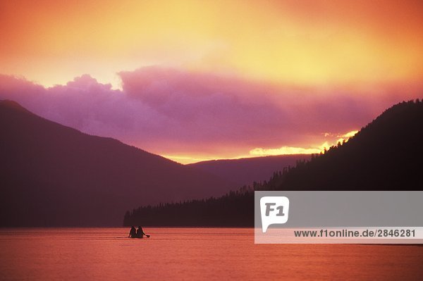 Ein Abend Paddel  Isaac See  Bowron Lakes provincial Park  British Columbia  Kanada.