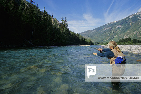 Lady Fliegenfischer casting für Steelhead  Dean River  British Columbia  Kanada.