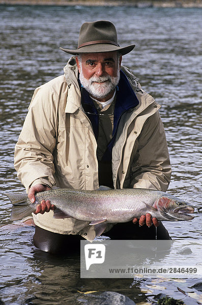 halten Fluss Nostalgie Freiheit Fliegenfischen Regenbogenforelle Oncorhynchus mykiss Bulkley Valley British Columbia Kanada