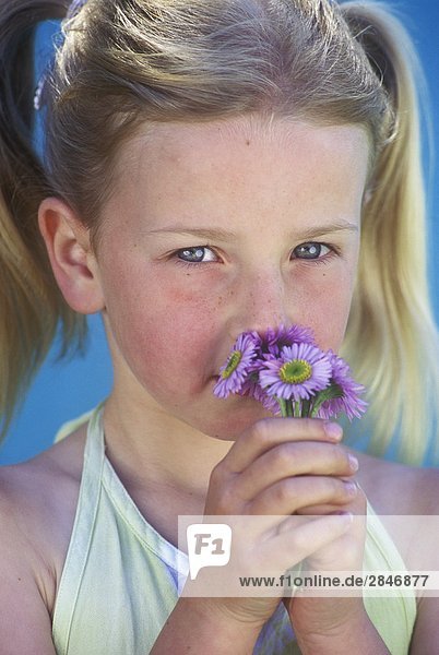 Ein junges Mädchen mit Blumen  British Columbia  Kanada.