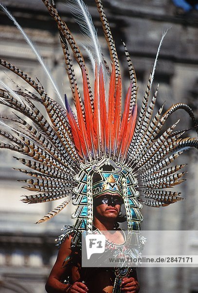 Mexiko-Stadt  Zocalo  traditionelle Aztec Tänzer an Metropolitan Cathedral