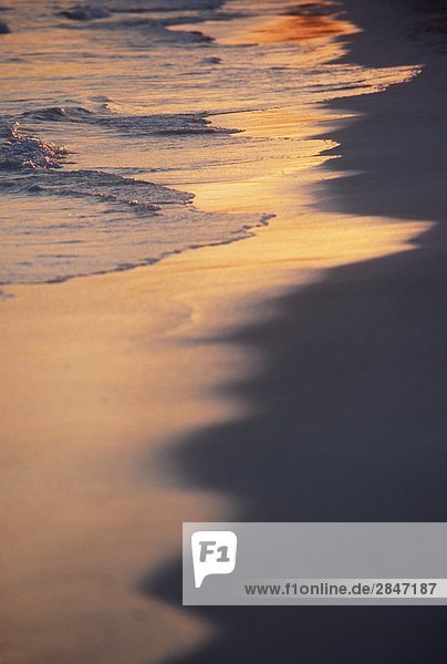 Mexiko  Yucatan Halbinsel  Karibik Beach  Wellen auf Sand bei Sonnenuntergang.