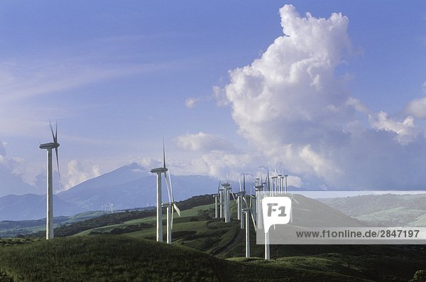 Windturbine Windrad Windräder nahe über Hügel See Elektrizität Strom Costa Rica Tilaran