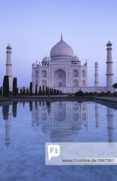 Indien  Uttar Pradesh  Agra  Taj Mahal  erbaut von Shah Jahan  abgeschlossen 1653 mit Reflektion im Teich