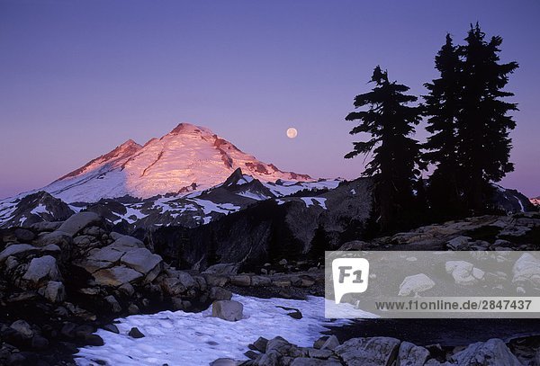 USA  Washington State  Mount Baker bei Sonnenaufgang mit Mond Einstellung.