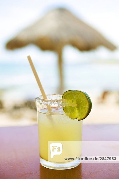 Nahaufnahme cocktail für eine Tabelle in einer Bar am Strand Mexiko