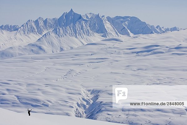 Ein Skifahrer die Backcountry Aussicht auf Valdez Alaska Vereinigte Staaten