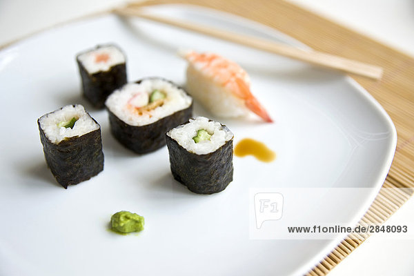 Sushi in Teller gedient