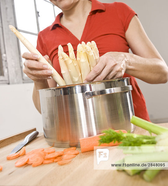 Frau cooking essen in Küche