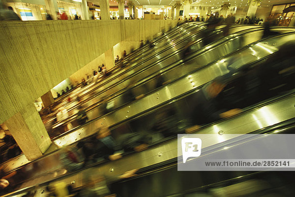 Rolltreppen in überfüllten Einkaufszentren
