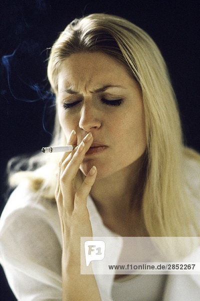 Frau rauchend  Augen geschlossen