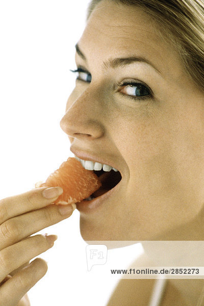 Frau isst Grapefruit