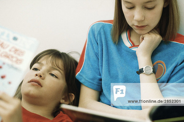 Kinder beim gemeinsamen Lesen