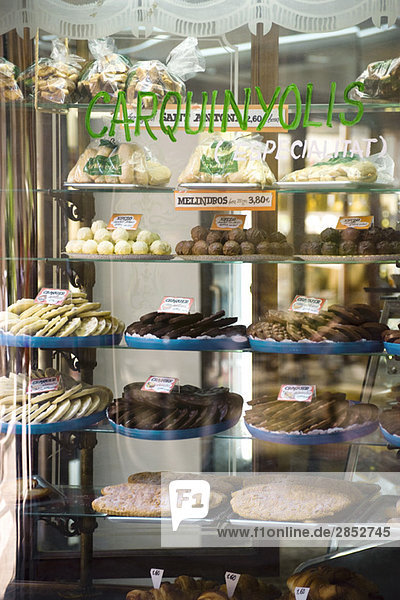 Bäckerei Schaufensterauslage von verschiedenen Süßigkeiten