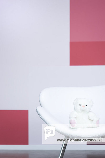 Teddybär auf Sessel sitzend