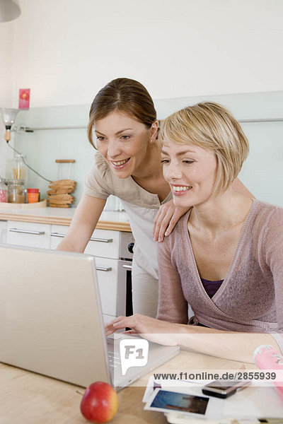 Frauen in der Küche mit Laptop